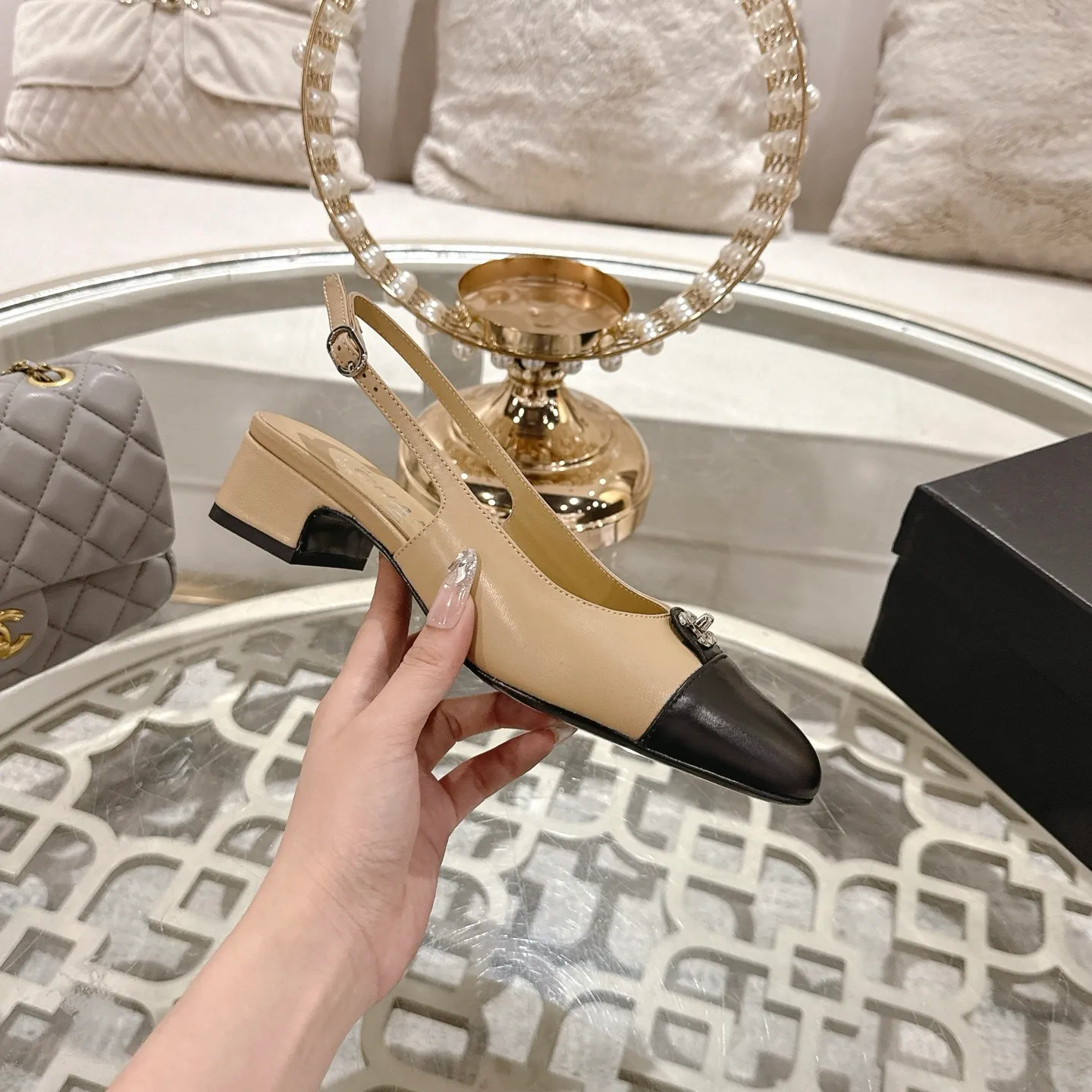 💕💕Factory direct selling price p540💕💕Chanel 2025SS spring and summer new double C button Mary Jane🆕Xiao Xiang𝐂Jia's beautiful Mary Jane sandals are so sweet that they are so beautiful that they have a round square toe design. Cute and cute ~ metal/button logo. The appearance is super online. When worn, it looks like a wealthy daughter. I thought it was good-looking. Only when you put it on your feet will you know how easy it is to wear~ Upper: Customized lambskin Lining: Sheepskin Outsole: Genuine leather outsole imported from Italy Size number: 35-42 (40.41.42 customization is non-refundable) Packaging: The latest gift box packaging at the counter